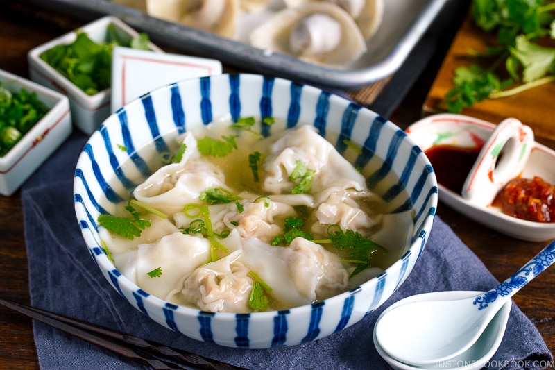 Nyi Wonton: Santapan Malam yang Menghangatkan Hati di Jantung Cilacap